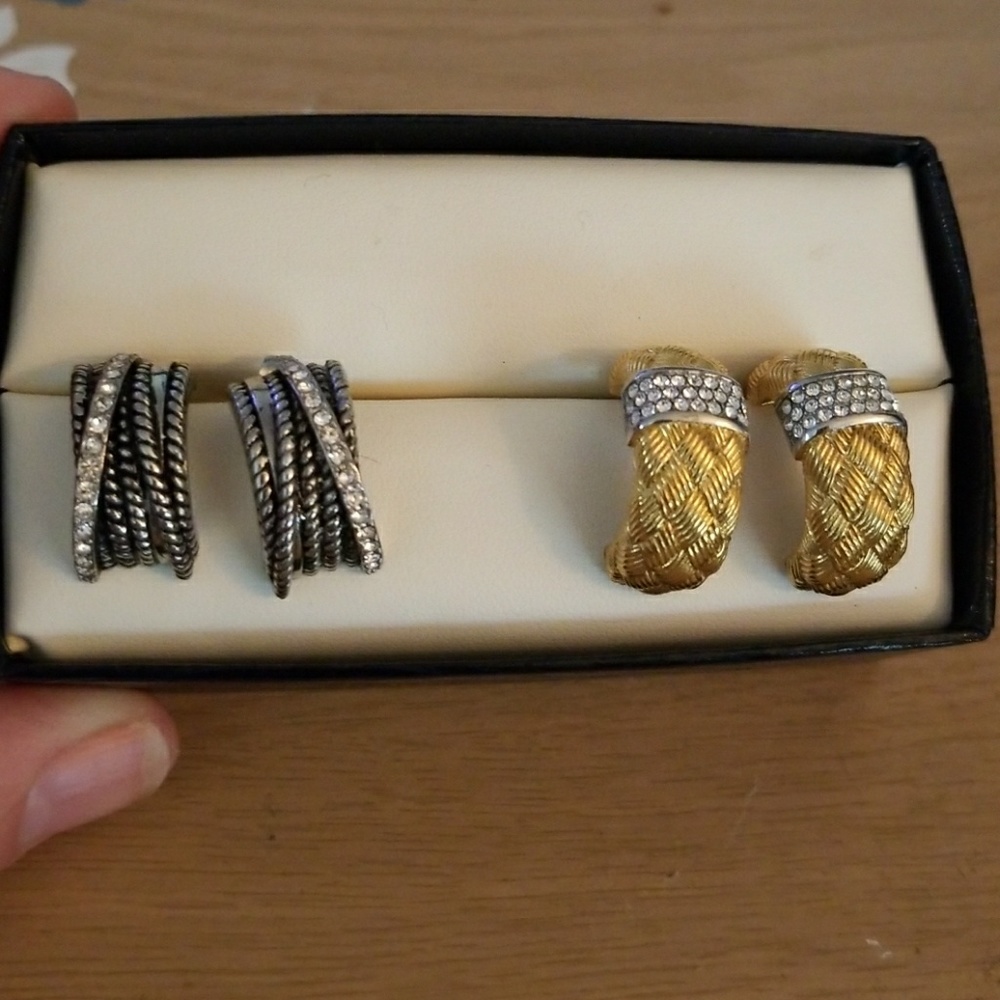 2 pairs of earrings